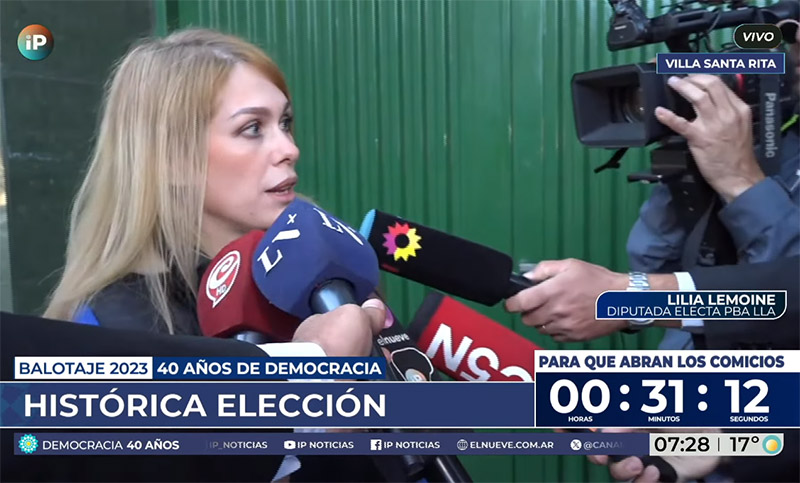 Lilia Lemoine asistió a votar media hora antes de que abran los comicios