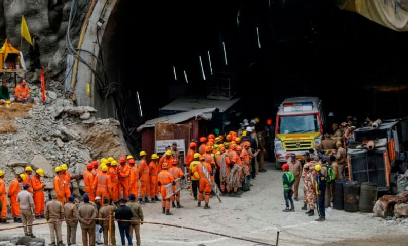 Fueron rescatados los 41 obreros atrapados hace 17 días en el túnel en India