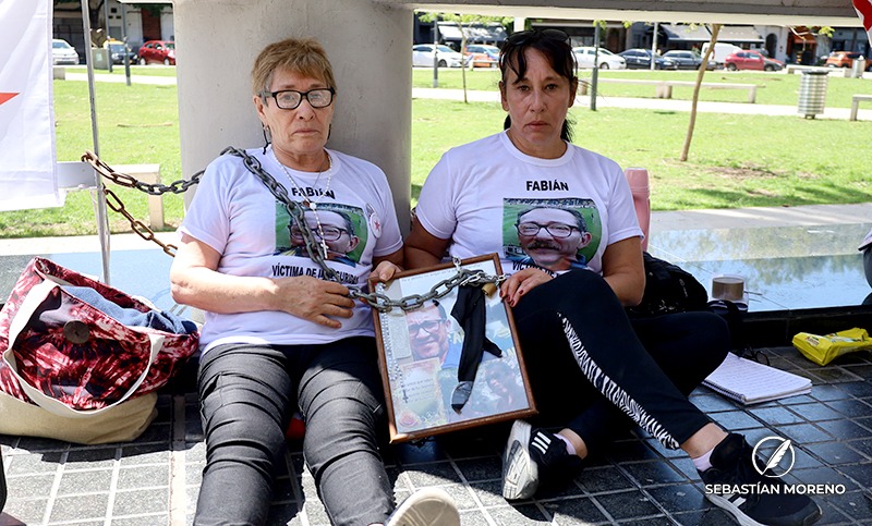 Familiares de Fabián Iunnisi se encadenaron al Centro de Justicia: piden que el juicio inicie en noviembre