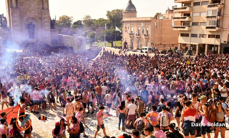 Estudiantes  secundarios festejaron su último día de clases  en el clásico banderazo