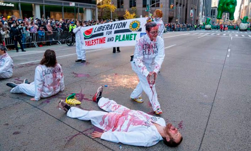 Manifestantes irrumpen en desfile de Acción de Gracias para denunciar genocidio en Gaza