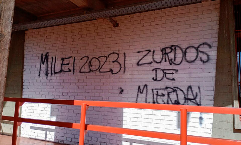 Universidad de Ciencias Políticas de Cuyo: pintadas, amenazas y llamados a votar por Milei