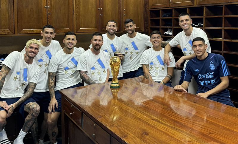 Los campeones del mundo volvieron a posar con la copa en el predio de Ezeiza