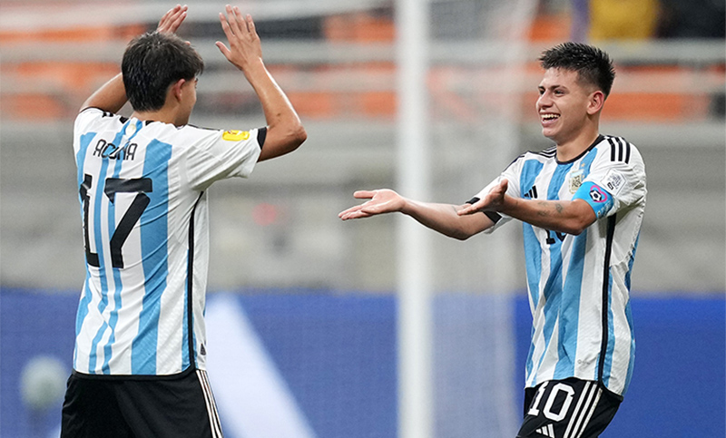En una exhibición de Echeverri, Argentina goleó a Brasil y es semifinalista