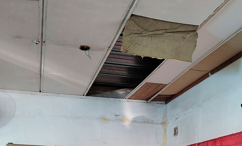 Abrazo solidario: se desprendió el techo de una escuela y reclaman mantenimiento