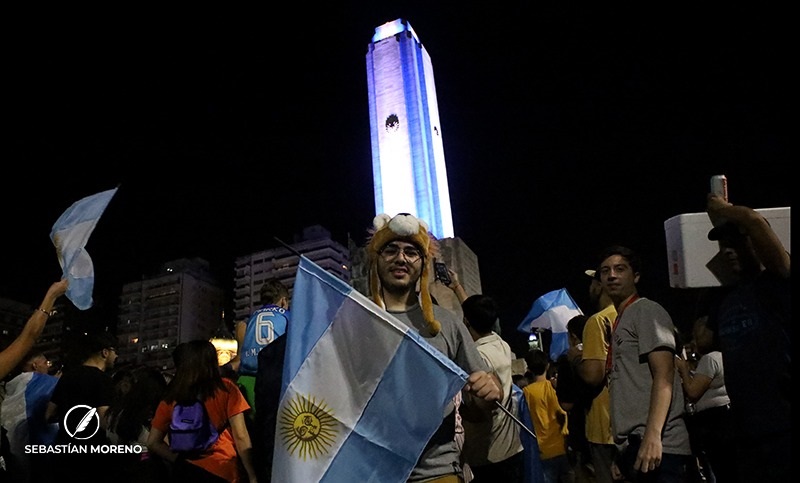Festejos en el Monumento por la victoria de Javier Milei en el balotaje