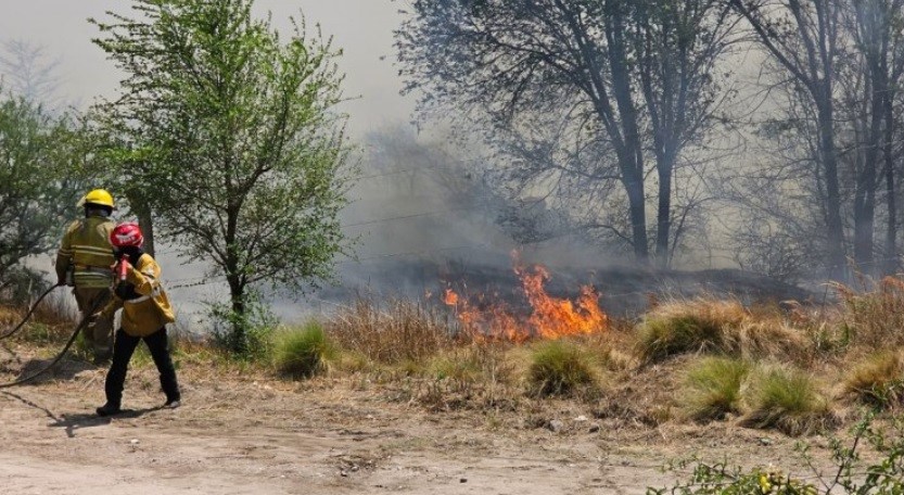 Bomberos de Córdoba contienen el avance del fuego en Calamuchita