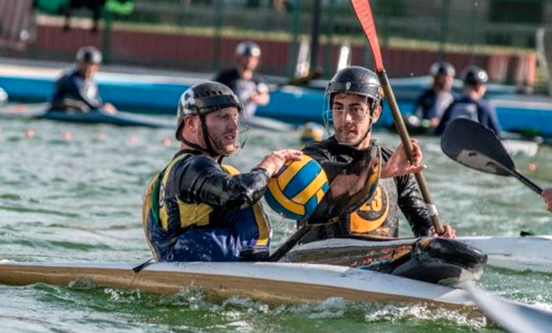 El kayak polo llega a las piletas del Parque Alem