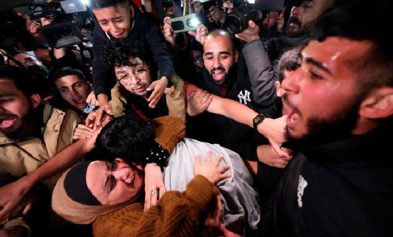 Israel y Hamas extienden dos días de tregua y de canje de rehenes por prisioneros