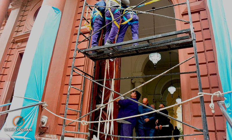 Restauraron y colocaron la puerta de la Municipalidad estropeada durante una protesta