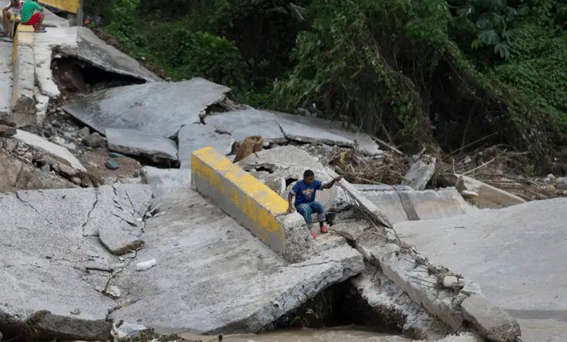 Nueve muertos al colapsar un muro tras las fuertes lluvias en República Dominicana