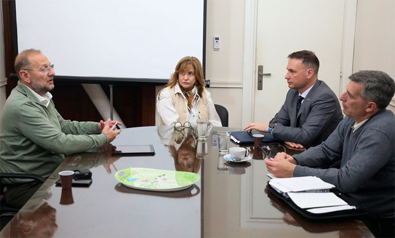 Olivares sostuvo que Pullaro recibirá una provincia «con dinámica financiera desequilibrada» y Perotti salió a cruzarlo