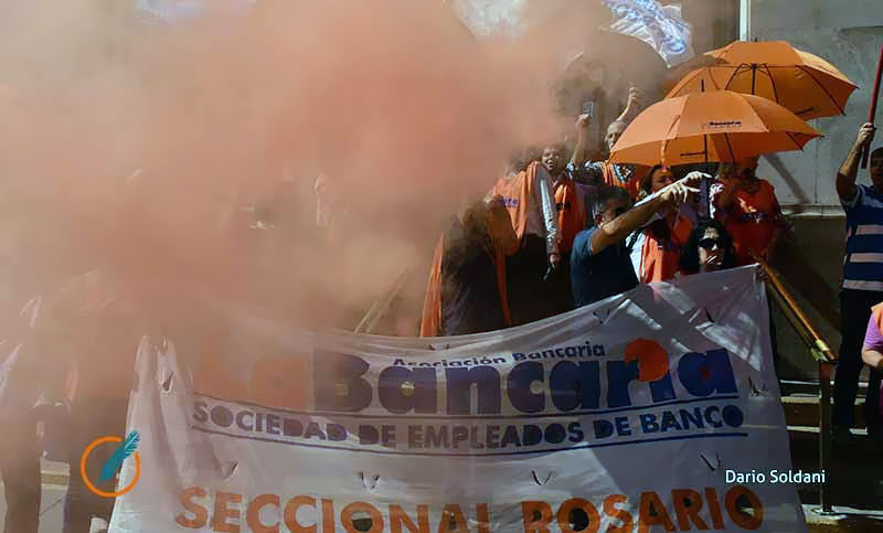La Asociación Bancaria advirtió que el DNU «avasalla y golpea a la democracia y las instituciones»