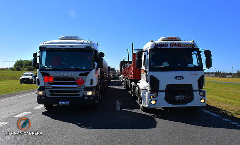 Camioneros en estado de alerta y movilización por reclamo salarial