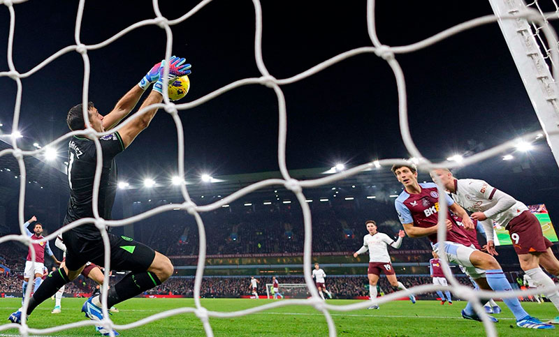 Gran actuación de Dibu Martínez en el triunfo del Aston Villa sobre el City