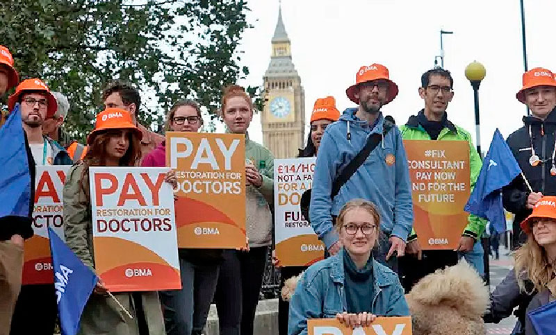 Médicos en el Reino Unido realizan una nueva huelga por mejoras salariales