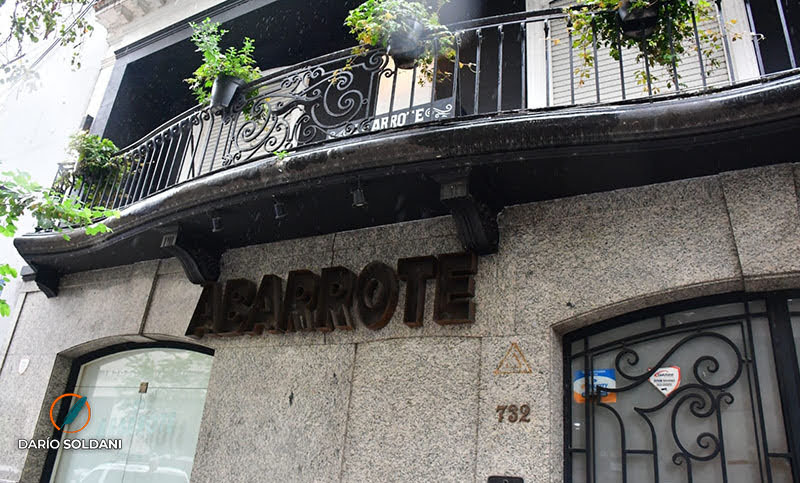 Arrojaron una baldosa contra la ventana de un bar y un hombre resultó gravemente herido