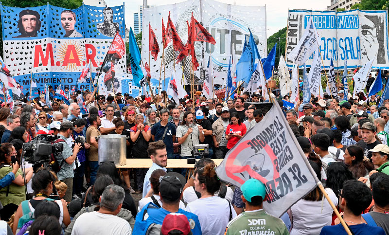 Organizaciones sociales y sindicales concentran en el Obelisco y marcharán a la Jefatura de Gabinete