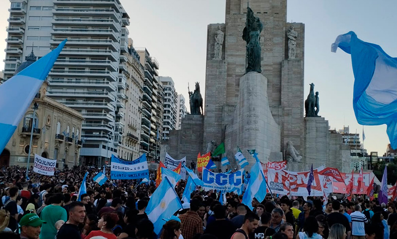 Veinte mil personas marcharon en repudio del decretazo: «A Milei lo para la calle o no lo para nadie»