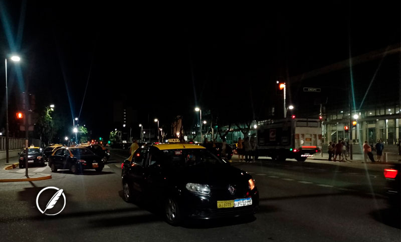 Un taxista fue baleado y los choferes cortaron el servicio en las primeras horas de la mañana