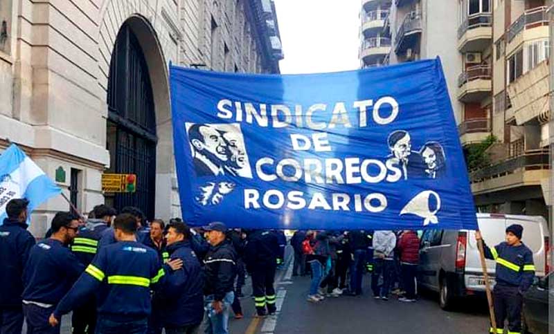Trabajadores del Correo fueron «amedrentados» por personal policial que luego los denunció por «resistencia a la autoridad»