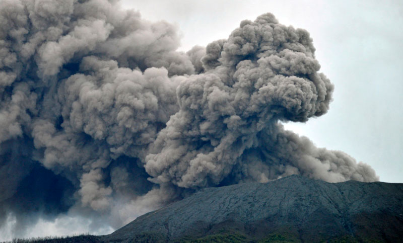 Once alpinistas murieron tras la erupción de un volcán en Indonesia