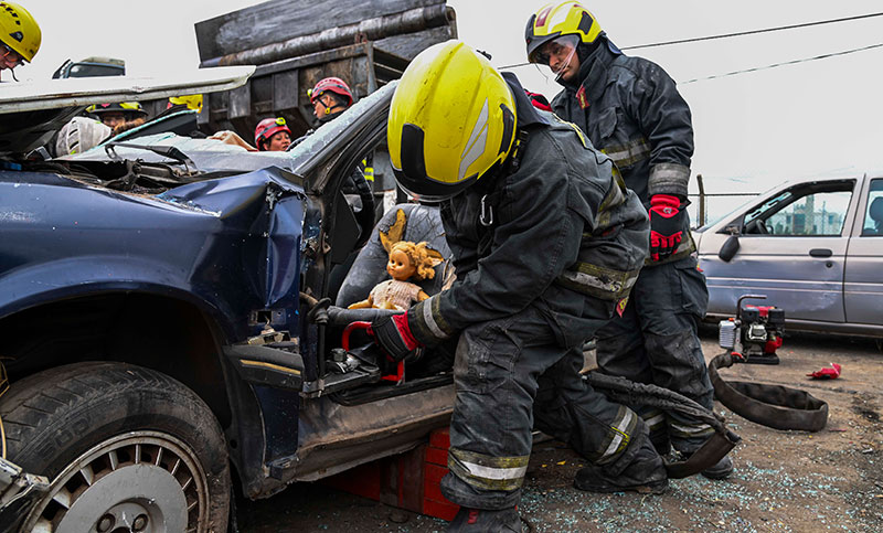 Bomberos realizaron un simulacro de rescate vehicular en el corralón municipal