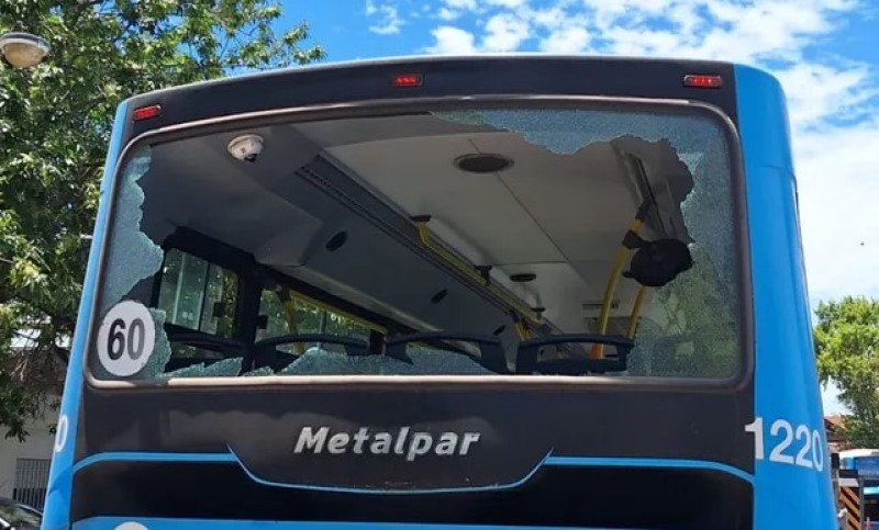 Zona sudoeste: un colectivo fue baleado tras quedar en medio de una balacera