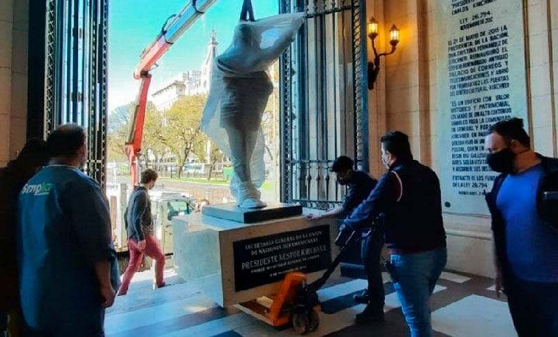 Retiraron la estatua de Néstor Kirchner del CCK