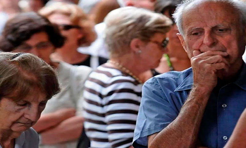 El Gobierno analiza otorgar un bono de $55.000 para jubilados y pensionados