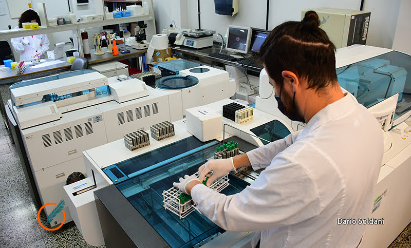 Bioquímicos alertan que los laboratorios están con riesgo de cierre