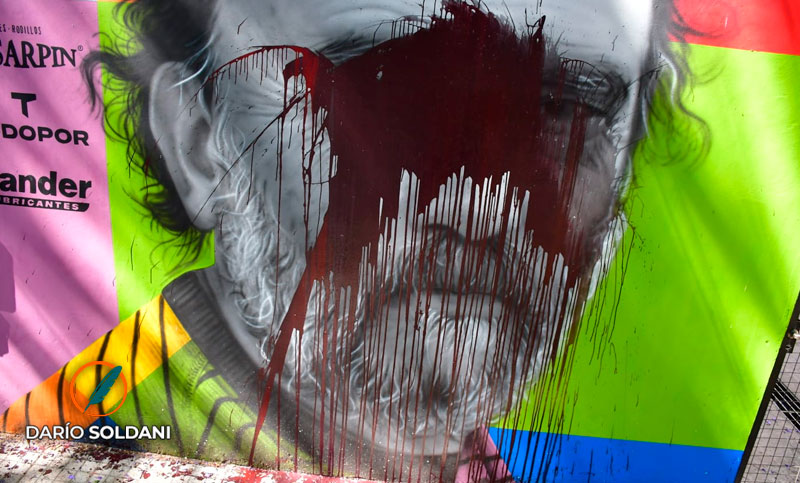 A pocos días de su inauguración, vandalizaron el mural del Negro Fontanarrosa