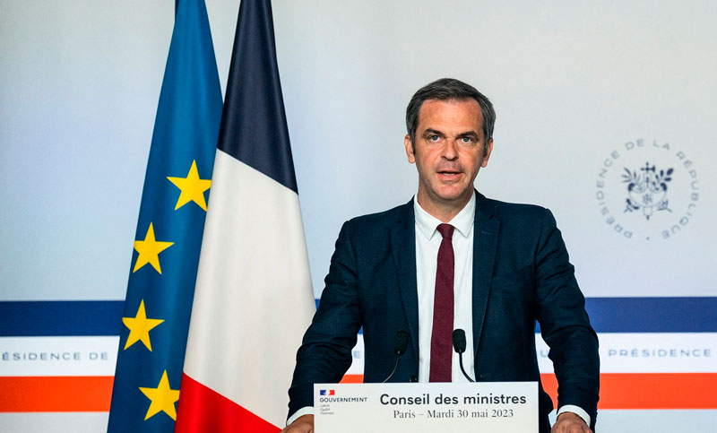 El Gobierno francés mantiene su reforma migratoria pese a revés inicial en el Parlamento