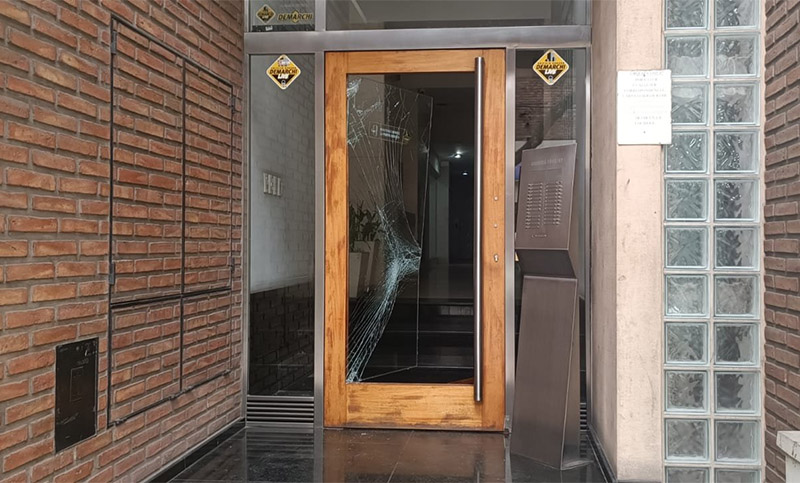 Destrozaron la puerta de un edificio céntrico en un intento de robo: hay tres personas detenidas