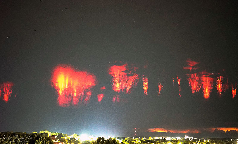 Logran fotografiar el fenómeno meteorológico de luces rojas «sprites» durante el temporal