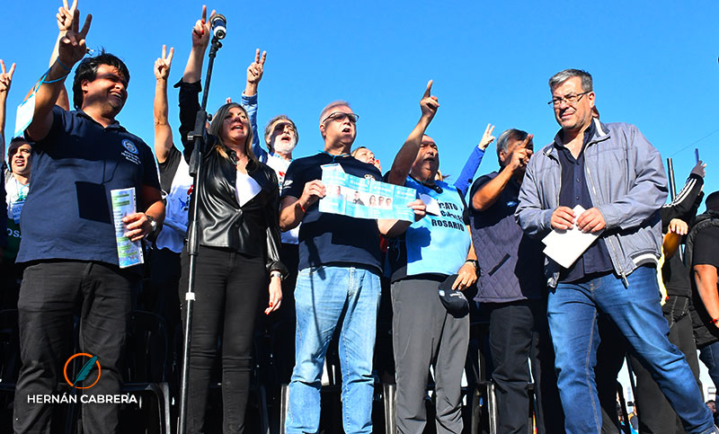 Los gremios rosarinos festejaron la cautelar contra el DNU de Milei y siguen en estado de alerta