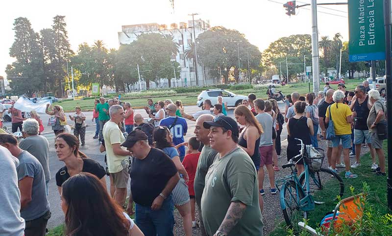 Vecinos de barrio Belgrano se manifestaron contra el DNU de Milei