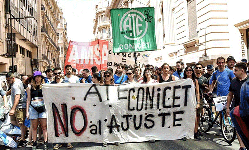 Trabajadores del Conicet realizaron una asamblea y ruidazo por despidos en el organismo