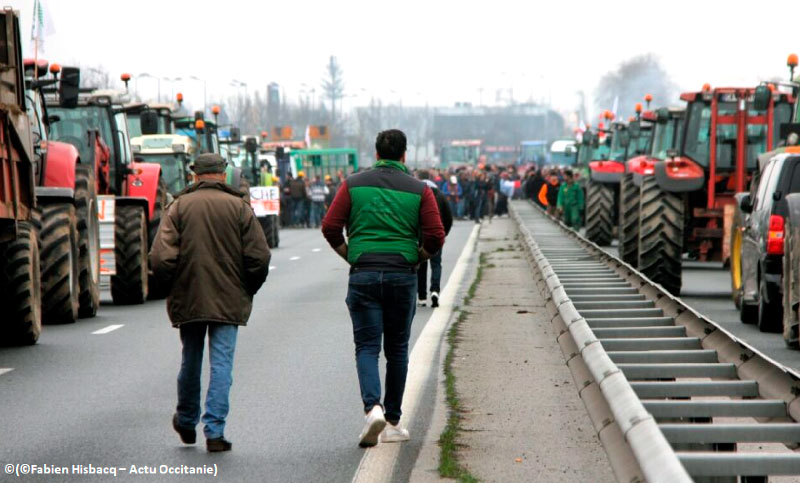 Agricultores franceses mantienen sus protestas y 18 fueron detenidos en las afueras de París