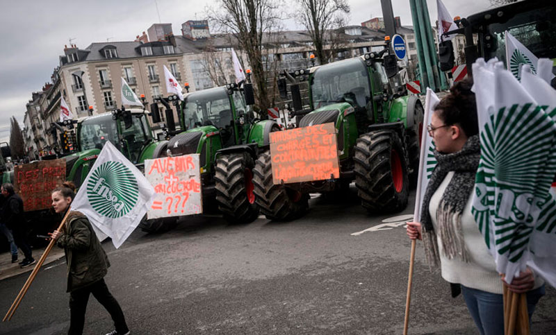 Agricultores franceses continuarán las medidas de fuerza con un bloqueo en París