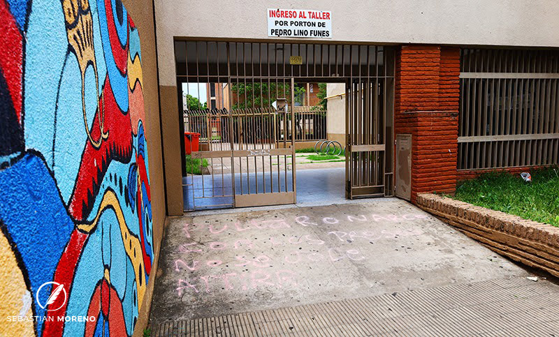 Pintaron una amenaza contra Pullaro en el frente de una escuela