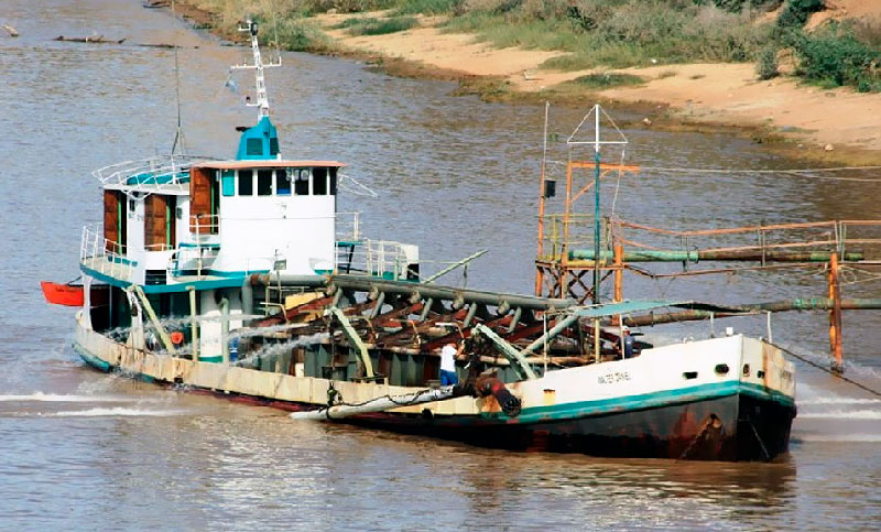 Los marítimos paran por tiempo indeterminado en el sector de arena y piedra