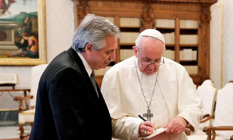 El papa Francisco recibió al expresidente Alberto Fernández en la Biblioteca del Vaticano