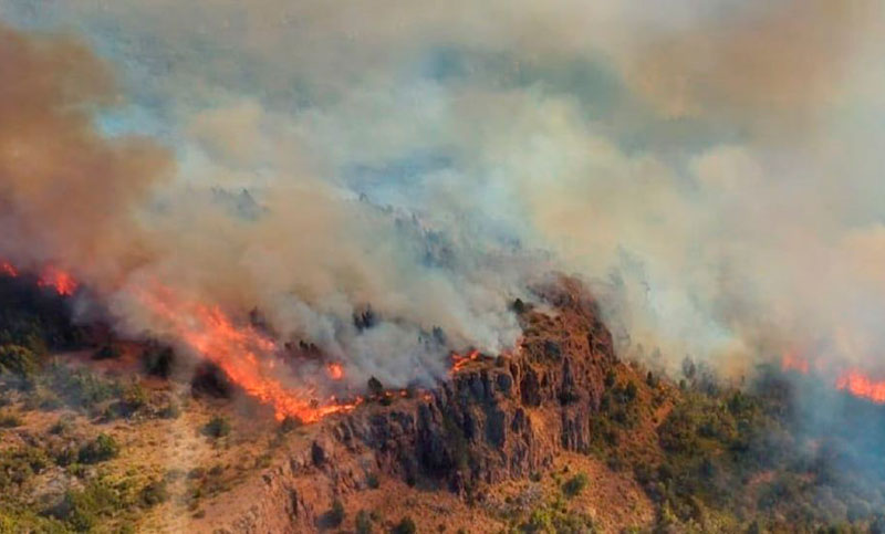 El incendio forestal en el Parque Los Alerces está «fuera de control» y arrasó 577 hectáreas