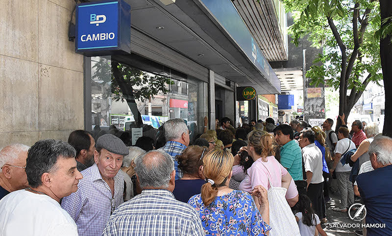 Oficializaron el bono de 55.000 pesos para jubilados que cobran la mínima y el aumento de la AUH