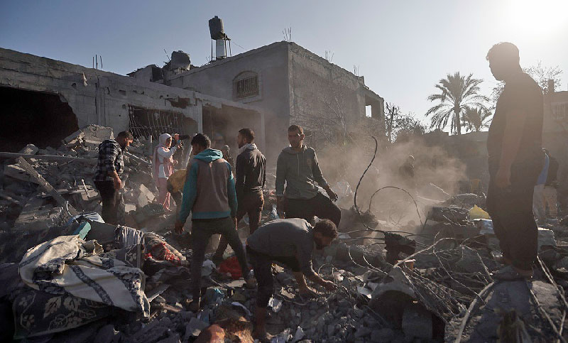 Recrudecen los bombardeos en el sur y centro de Gaza tras el anuncio de repliegue israelí de otras zonas