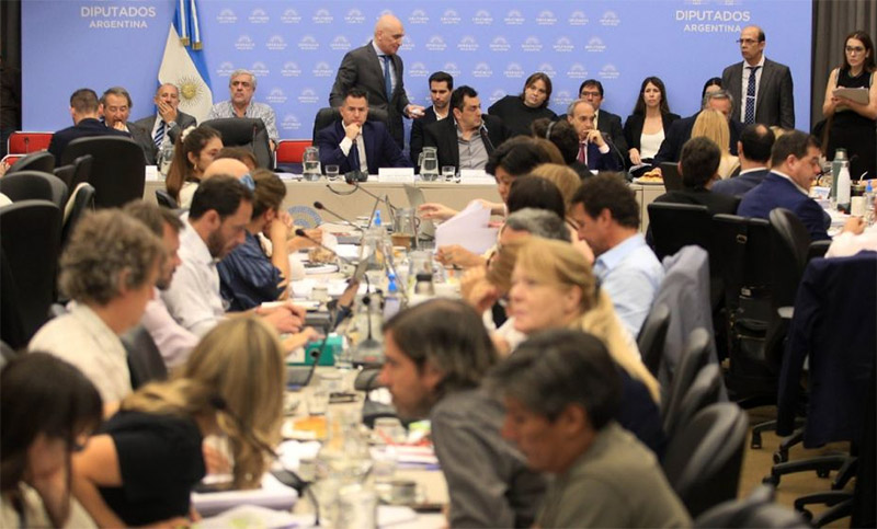 Con las negociaciones parlamentarias en aumento, continúan los debates del proyecto de Ley Ómnibus en Diputados
