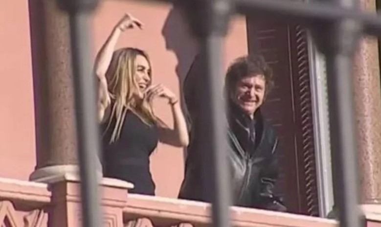 Milei se mudó a Olivos, y saludó desde el balcón de la Rosada a la gente junto a Fátima