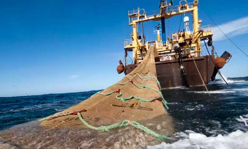 Gobierno mantiene en la ley ómnibus el régimen de pesca la obligación de descargar en puertos argentinos