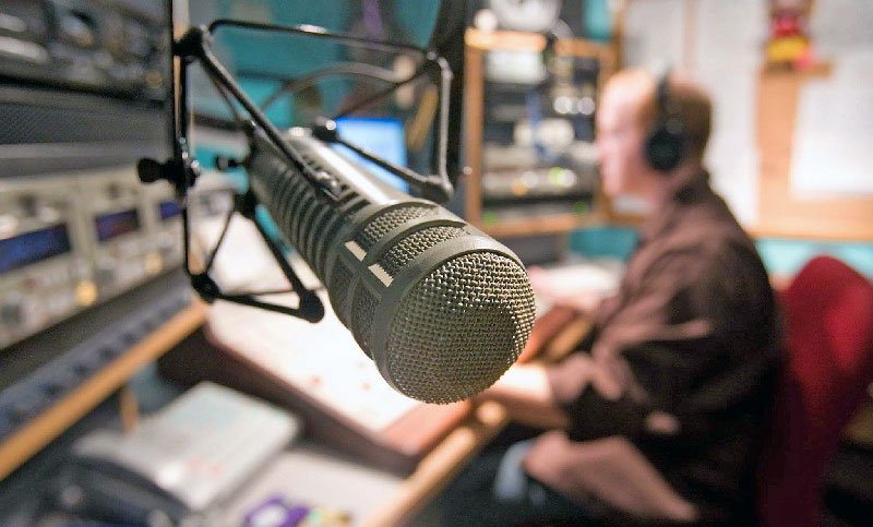 Trabajadores de radio retienen tareas durante tres horas por turno en todo el país